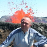 Seul au sommet d&rsquo;un volcan en éruption