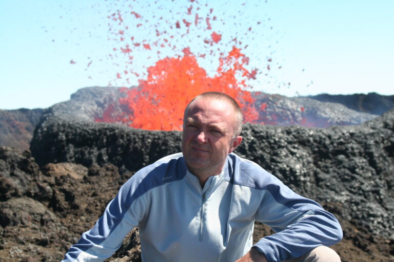 Lire la suite à propos de l’article Seul au sommet d&rsquo;un volcan en éruption